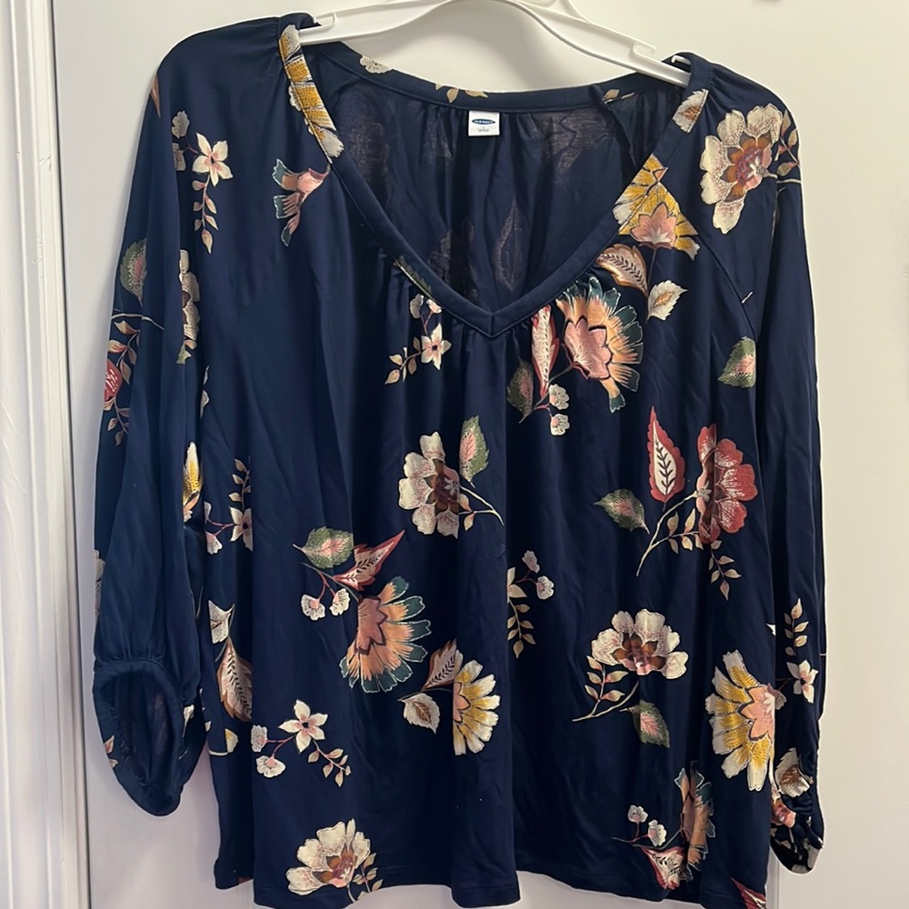Blue floral Old Navy blouse. Size large